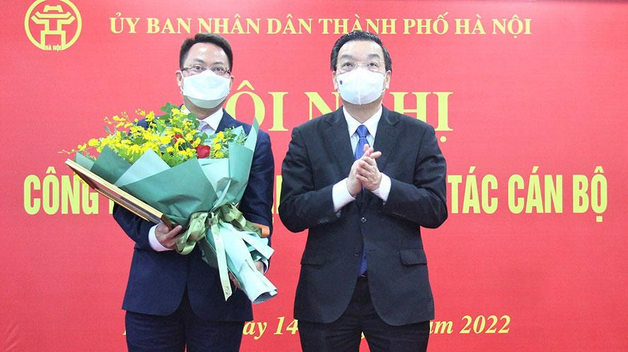 Chủ tịch UBND thành phố Chu Ngọc Anh trao quyết định và tặng hoa chúc mừng đồng chí Nguyễn Việt Hùng. 