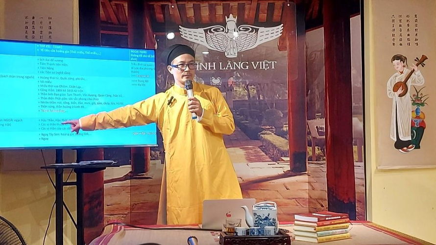 PGS.TS Trần Trọng Dương trong buổi giới thiệu về cuốn sách tại Không gian văn hóa Đình làng Việt. 