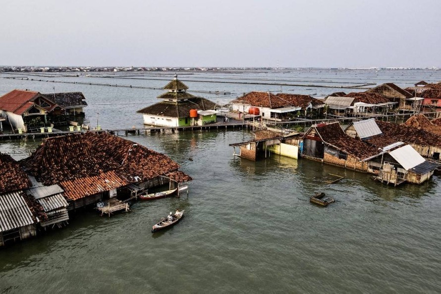 Biến đổi khí hậu đang “nhấn chìm” một ngôi làng ở Indonesia 