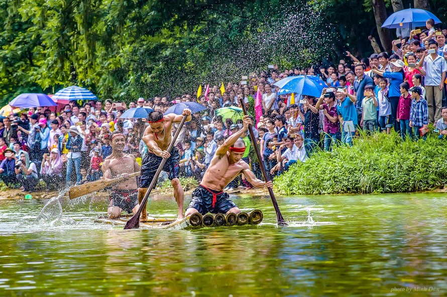 Màn đua bè đặc sắc vùng sông nước Bắc Giang. 