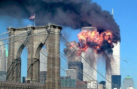 Tòa Tháp đôi tại New York, Mỹ bốc cháy trong vụ khủng bố 11/9/2001