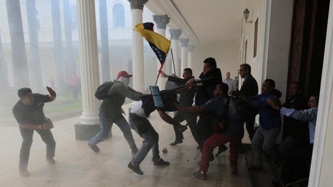 Venezuela: Trụ sở quốc hội bị tấn công, nhiều nghị sỹ bị thương