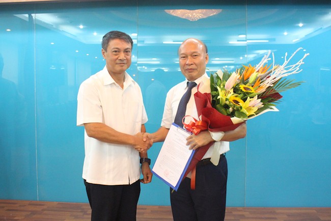 Thứ trưởng Bộ TT&TT Phạm Hồng Hải trao Quyết định bổ nhiệm cho tân Chủ tịch Hội đồng thành viên Tổng Công ty Viễn thông Mobifone Nguyễn Mạnh Thắng (phải).