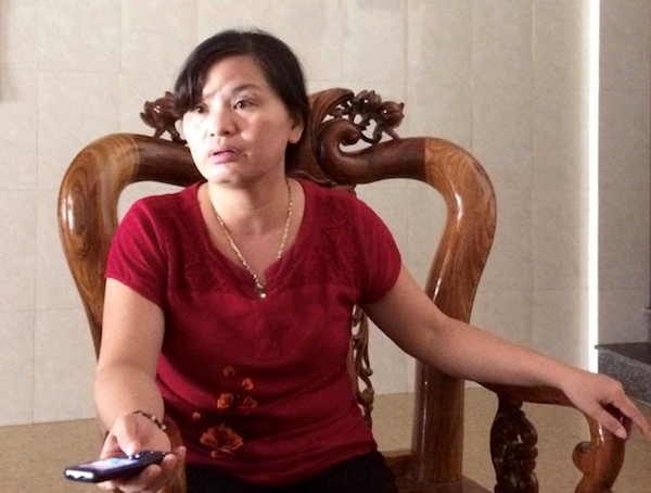 Theo bà Nguyễn Thị Lý, kiểm lâm xông vào nhà lấy gỗ đi nhưng không cho bà gọi điện cho chồng. Ảnh: Văn Được.