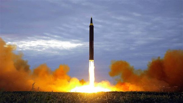 Vụ phóng tên lửa qua Nhật Bản hôm 29/8 của Triều Tiên (Ảnh: AFP)