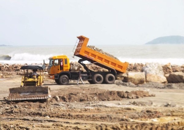 Dự án Nha Trang Sao đổ đất đá lấp lấn vịnh Nha Trang trái phép tháng 12-2015. Ảnh: TẤN LỘC