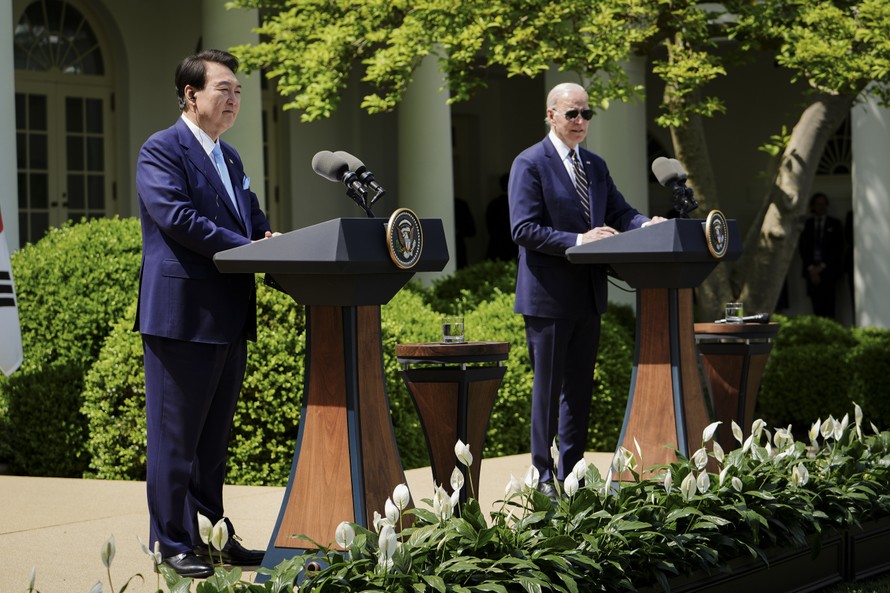 Tổng thống Hàn Quốc Yoon Suk-yeol và người đồng cấp Mỹ Joe Biden trong cuộc họp báo chung ngày 26/4. Ảnh: Epoch Times