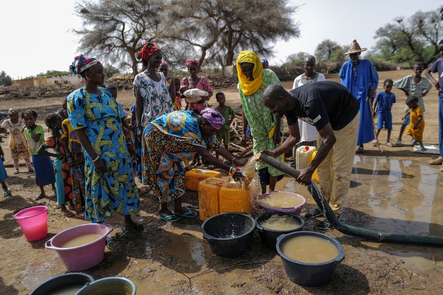 Người dân Senegal đào giếng chống khô hạn 