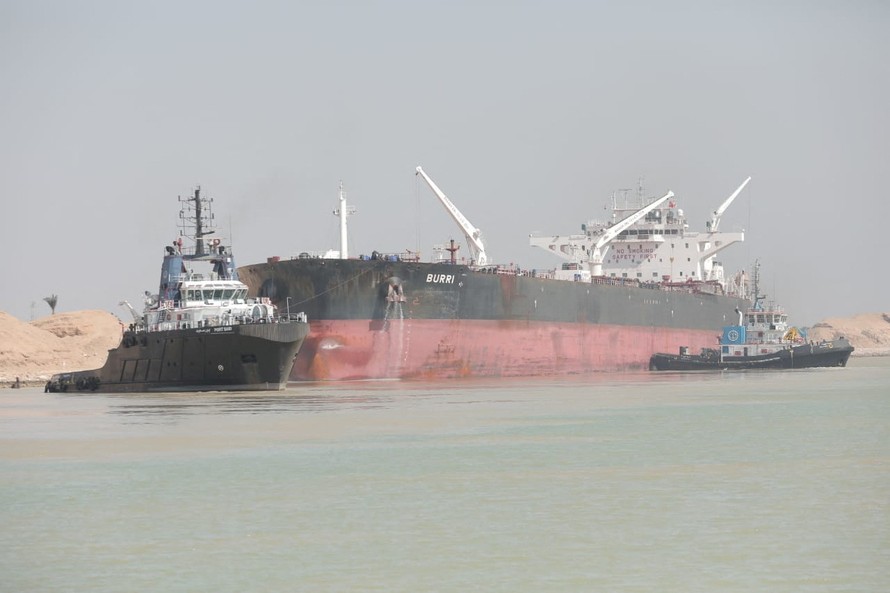 Vụ va chạm giữa hai tàu BW Lesmes và Burri trên kênh Suez. Ảnh: Reuters