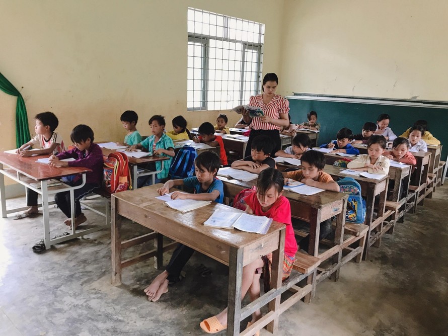Giáo viên và học sinh tại Điểm trường Ea Rớt (huyện Krông Bông, Đắk Lắk).