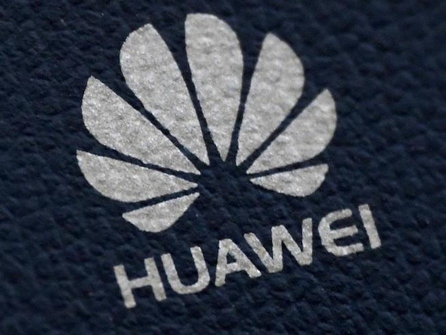 Logo của Huawei trên một thiết bị di động tại London, Anh. (Ảnh: Reuters)