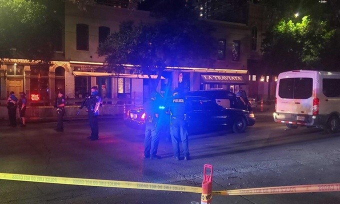 Cảnh sát phong tỏa hiện trường vụ nổ súng ở Austin, bang Texas, tối 25/7. Ảnh: KUT.