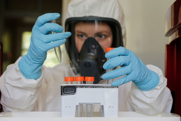 Một nhà khoa học làm việc trong phòng nghiên cứu vắcxin COVID-19 tại Matxcơva, Nga, ngày 6-8 - Ảnh: REUTERS