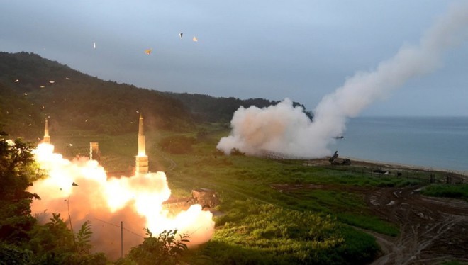 Hệ thống tên lửa Hàn Quốc Hyunmoo II (trái) và hệ thống tên lửa chiến thuật MGM-140 (tầm bắn 300 km) của quân đội Mỹ (phải) trong cuộc tập trận chung ngày 29/7/2017. (Ảnh: Thanh Niên)