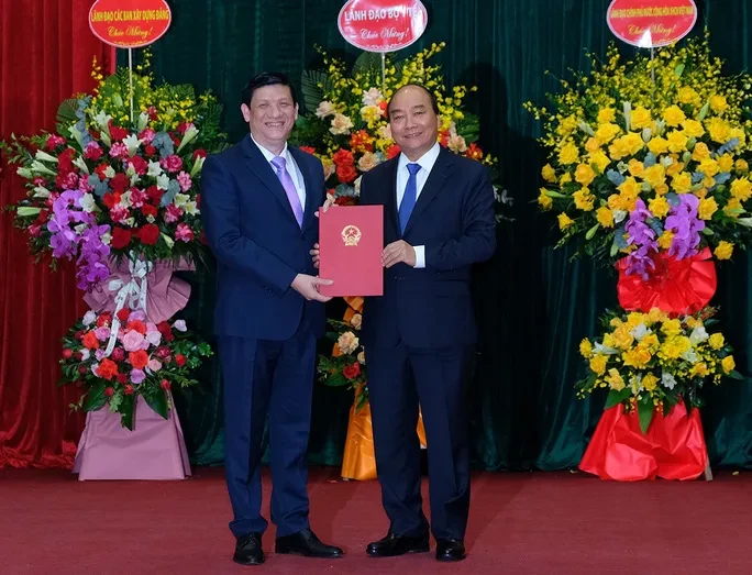 Thủ tướng Nguyễn Xuân Phúc trao quyết định bổ nhiệm ông Nguyễn Thanh Long làm Bộ trưởng Bộ Y tế - Ảnh: Thanh Dũng
