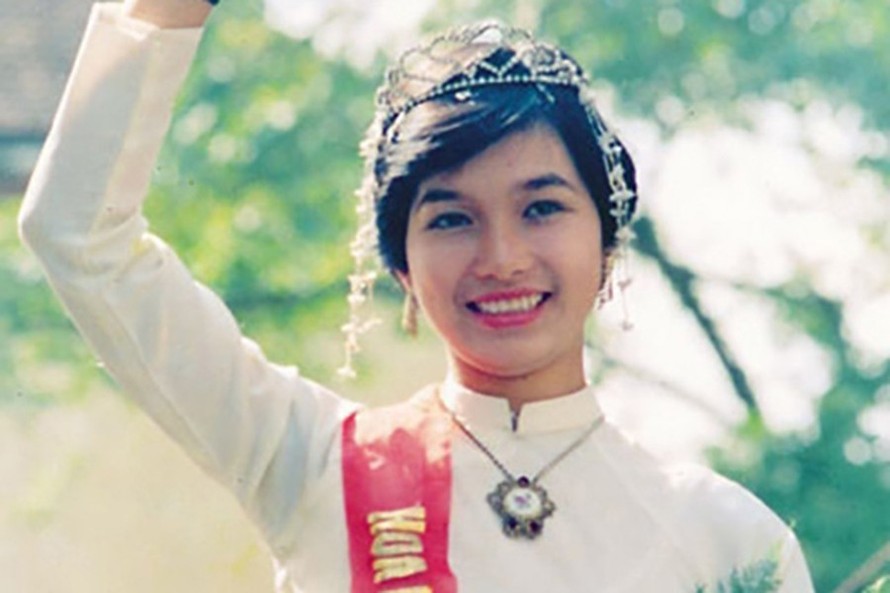 Hoa hậu Bùi Bích Phương đăng quang Hoa hậu Việt Nam năm 1988. (Ảnh: An ninh thủ đô)