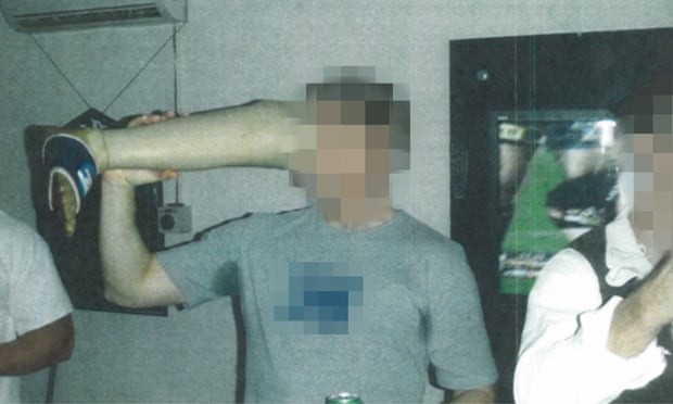 Hình ảnh binh sĩ Australia uống bia bằng chân giả gây phẫn nộ ở Afghanistan. Ảnh: Guardian.