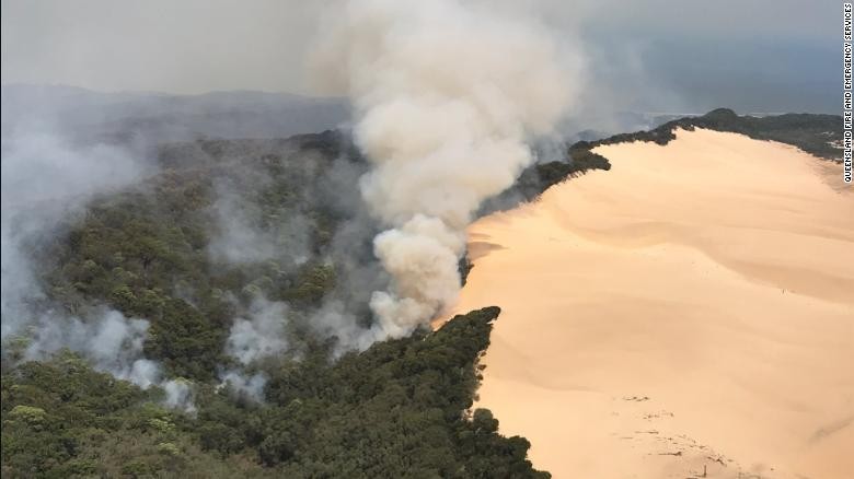 Khói bốc lên từ đám cháy rừng trên đảo Fraser, Queensland, Australia. (Ảnh: CNN)