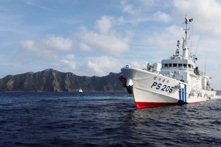 Một tàu bảo vệ bờ biển Nhật Bản gần Quần đảo Senkaku/Điếu Ngư ở biển Hoa Đông. (Nguồn: Reuters)