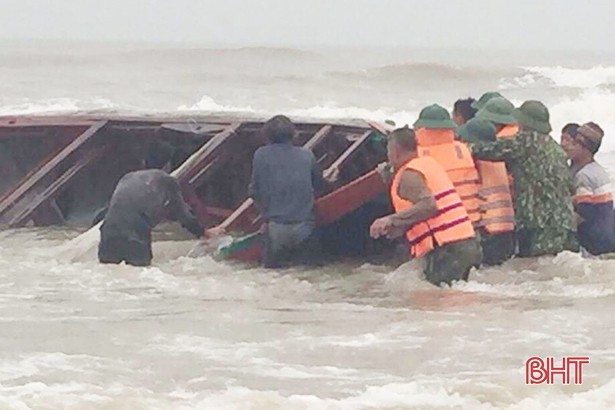 Bộ đội Biên phòng Lạch Kèn đưa chiếc thuyền bị chìm vào bờ. (Ảnh: Báo Hà Tĩnh)