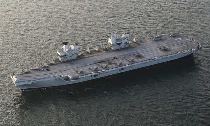 HMS Queen Elizabeth tiếp nhận phi đoàn F-35B Mỹ ngoài khơi Anh hồi tháng 9. Ảnh: US Navy. 