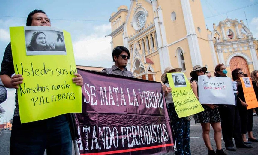 Nhà báo Mexico bị giết sau khi chụp ảnh thi thể trên đường