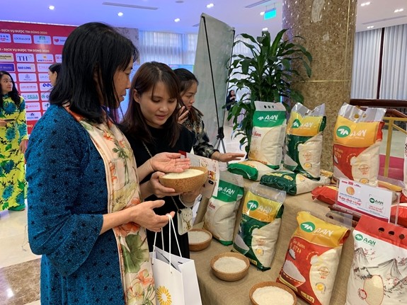 Người dân Hà Nội lựa chọn sản phẩm gạo A AN. (Ảnh: Quân đội Nhân dân)