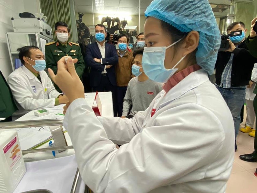[Video] 3 người Việt đầu tiên tiêm thử nghiệm vắc xin COVID-19