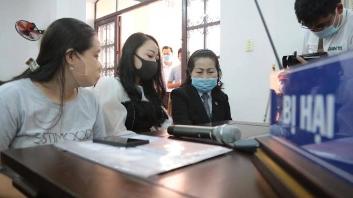 Nữ tiếp viên hàng không Nguyễn Thị Bích Hường tại phiên tòa. (Ảnh: Báo Giao thông)