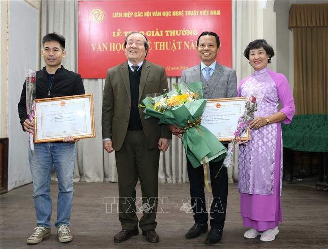 Chủ tịch Liên hiệp các Hội Văn học Nghệ thuật Việt Nam, Nhà thơ Hữu Thỉnh - Chủ tịch Hội đồng giải thưởng trao giải A cho các tác giả. Ảnh: Hoàng Hiếu/TTXVN