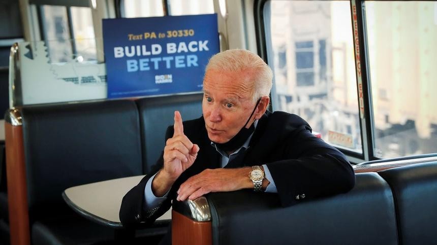 Tổng thống đắc cử Joe Biden nói chuyện với chủ tịch một công đoàn ngành thép, khi đang đi vận động ở Ohio và Pennsylvania. Ảnh: Reuters.