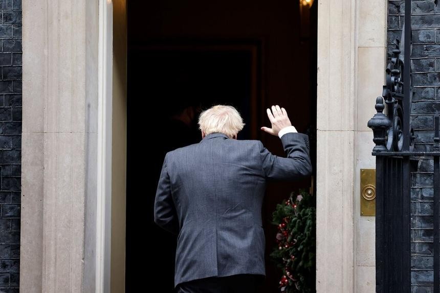 Thủ tướng Boris Johnson đã hứa sẽ nới lỏng giới hạn vào các ngày trước và sau Giáng sinh, nhưng sau đó phải đổi ý. Ảnh: AFP.
