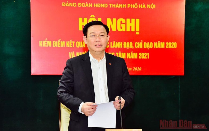 Đồng chí Vương Đình Huệ, Ủy viên Bộ Chính trị, Bí thư Thành ủy phát biểu ý kiến tại hội nghị. (Ảnh: Nhân Dân)