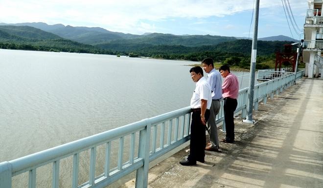 Lãnh đạo Công ty khai thác công trình thủy lợi kiểm tra việc xả nước tại hồ Sông Biêu. Ảnh: Tuấn Kiệt/Zing