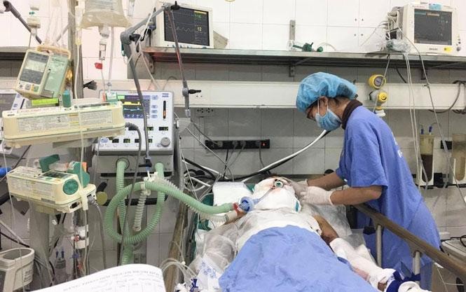 Chăm sóc bệnh nhân bị chấn thương khi bình gas phát nổ tại Bệnh viện Hữu nghị Việt - Đức. (Ảnh: Hà Nội mới)