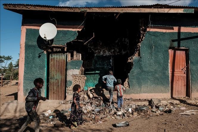 Nhà cửa bị hư hại trong cuộc xung đột ở khu vực Tigray, Ethiopia ngày 9/12/2020. Ảnh: AFP/TTXVN