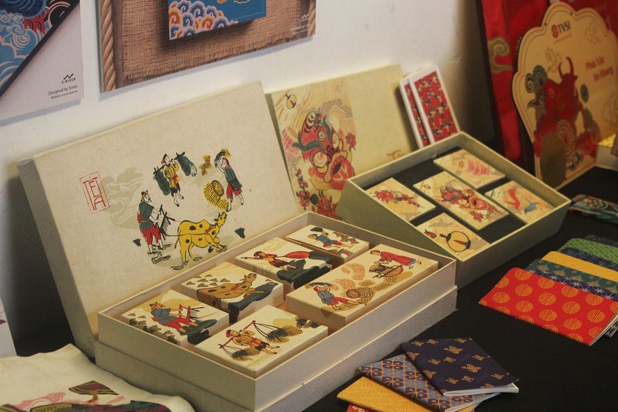 Những sản phẩm trang trí với hoạ tiết tranh Hàng Trống được trưng bày tại triển lãm "Hoạ Sắc Việt 2021 - Những điều xưa cũ mới mẻ 2: mùa lễ hội."