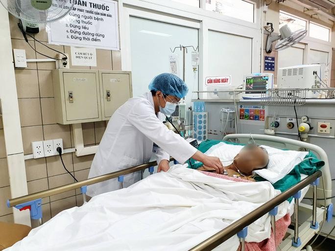 Bác sĩ Bệnh viện Bạch Mai đang thăm khám cho bệnh nhân. (Ảnh: Người lao động)