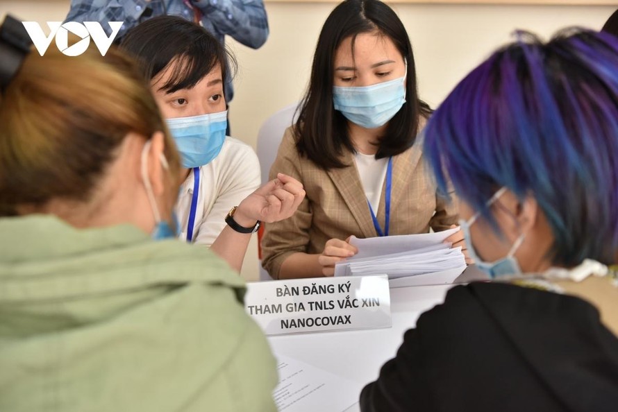 Các tình nguyện viên đăng ký tiêm thử nghiệm vaccine COVID-19 Việt Nam ngày 10/12. (Ảnh: VOV)