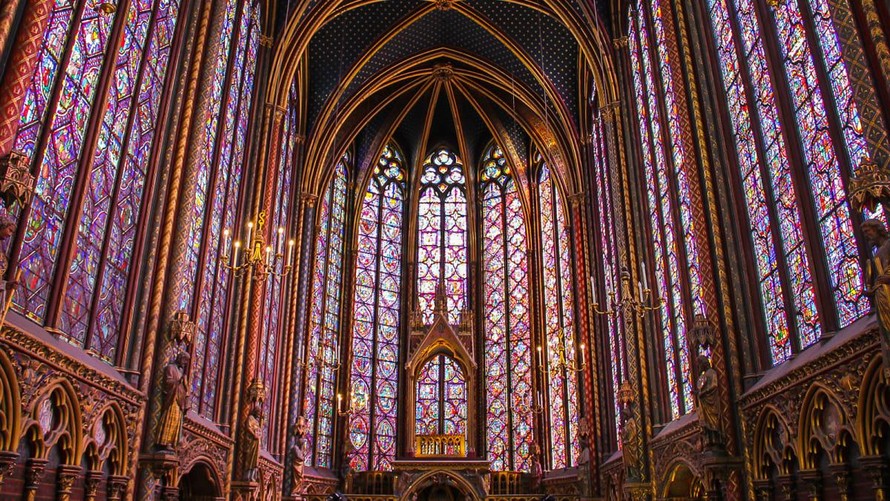 Không gian bên trong được trang trí tinh xảo bởi cửa sổ kính màu, mái vòm cùng các hàng cột chịu lực của nhà thờ Sainte-Chapelle - Pháp. (Ảnh: CNN)