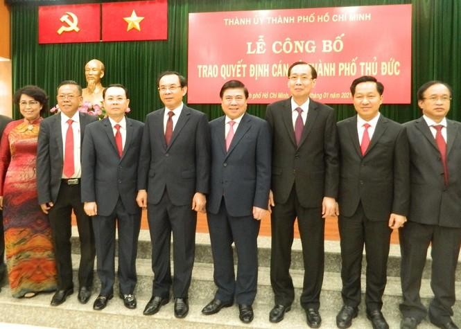 Ông Nguyễn Văn Hiếu, ông Hoàng Tùng và ông Nguyễn Phước Hưng (lần lượt thứ 3, thứ 7 và thứ 8 từ trái qua) và lãnh đạo TPHCM tại lễ công bố chiều 22/1. (Ảnh: Tiền Phong) 