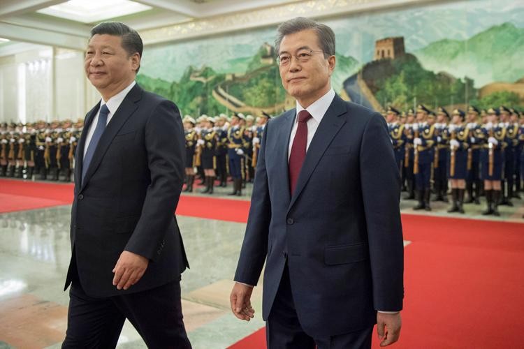 Chủ tịch Trung Quốc Tập Cận Bình và Tổng thống Hàn Quốc Moon Jae-in trong một sự kiện. Ảnh: Newsweek