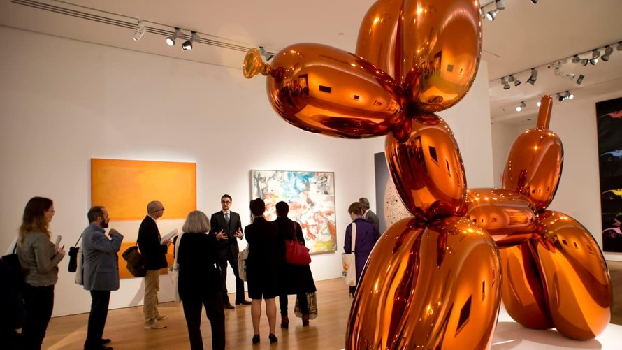 Tác phẩm "Balloon Dog (Orange)" của tác giả Jeff Koons tại một cuộc triển lãm. (Ảnh: CNN)