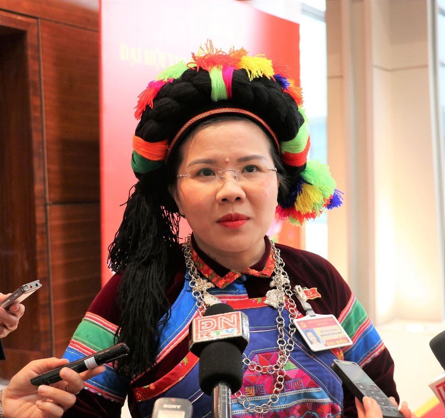 Đại biểu Đỗ Thị Hương trả lời phỏng vấn báo chí bên lề Đại hội XIII của Đảng. (Ảnh: TTXVN)