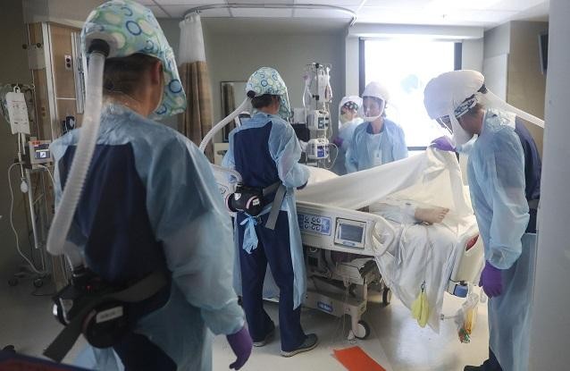 Nhân viên y tế chăm sóc bệnh nhân Covid-19 tại bệnh viện Sharp Memorial Hospital, San Diego, California. (Ảnh: Mario Tama)
