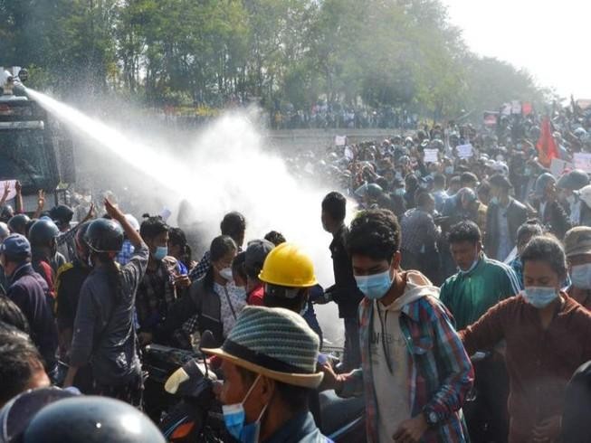 Cảnh sát Myanmar phun vòi rồng vào đám đông biểu tình. Ảnh: AFP