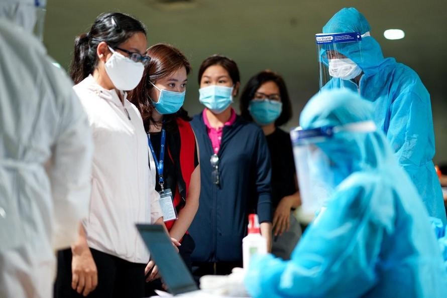 Lực lượng y tế lấy mẫu xét nghiệm cho nhân viên sân bay Tân Sơn Nhất. Ảnh: Chí Hùng. 