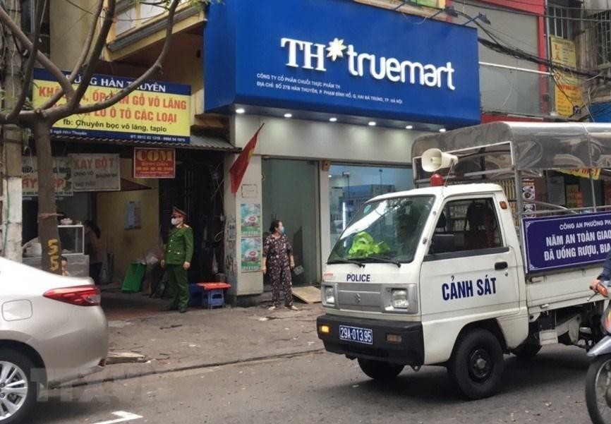 Lực lượng chức năng Công an phường Phan Chu Trinh ra quân đề nghị các hộ kinh doanh đóng cửa quán ăn đường phố, trà đá, cà phê. (Ảnh: TTXVN)