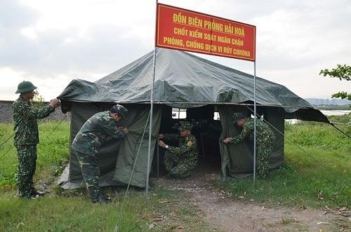 Cán bộ, chiến sỹ Đồn biên phòng Hải Hòa, TP Móng Cái gia cố lều bạt tại chốt kiểm soát. (Ảnh: baoquangninh.com.vn)