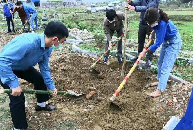Đoàn viên thanh niên Thanh Hóa trồng cây tại xã Cẩm Quý, huyện Cẩm Thủy. (Ảnh: Tiền Phong)